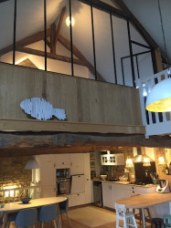 Installation d'un faux plafond en plaque de plâtre avec moulures 